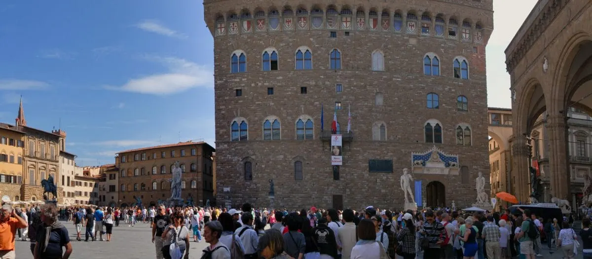 Crowds in Piazza della Signoria before the Palazzo Vecchio
